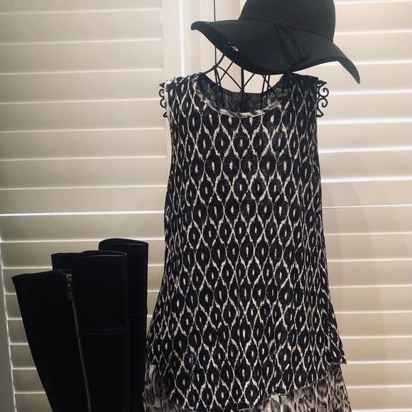 Sleeveless asymmetric layered top with flow - Picture 5 of 5